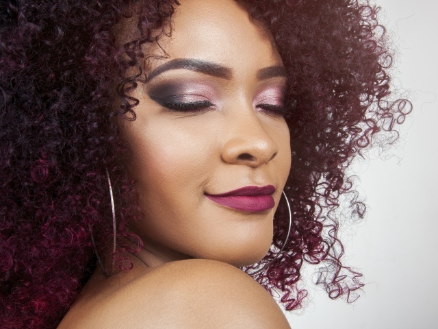 Красивая темнокожая девушка с закрытыми глазами