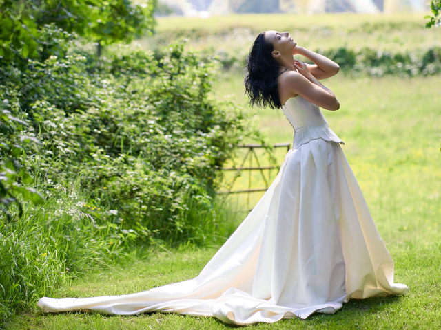 Красивая девушка невеста в белом платье 