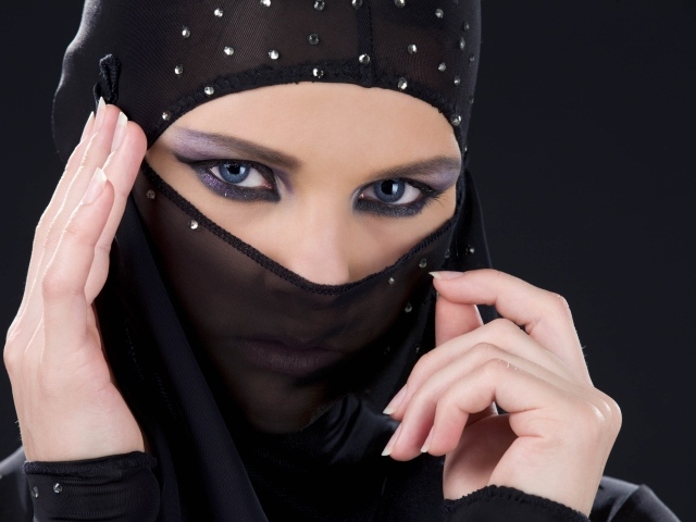 Красивая девушка в черной парандже 