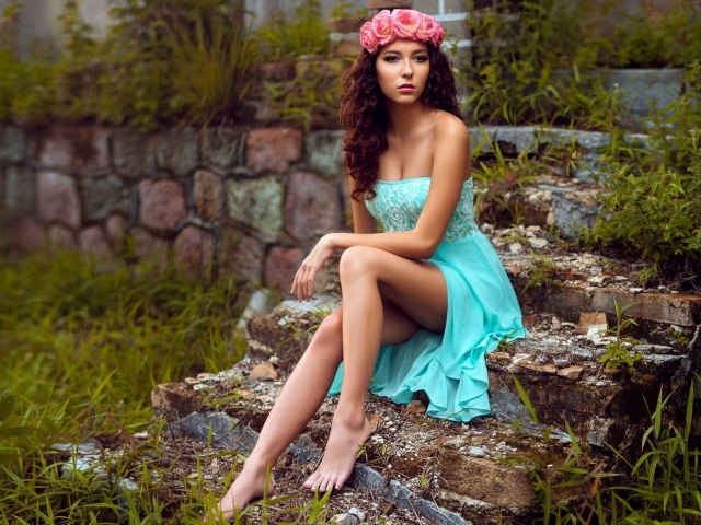 Красивая девушка в голубом платье на ступенях