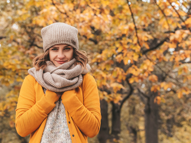 Красивая девушка в теплой кофте с шарфом