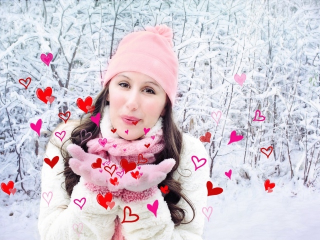 Красивая девушка шлет воздушные поцелуи зимой 