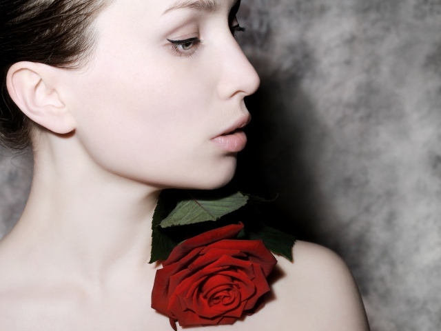 Красивая девушка с цветком розы на теле