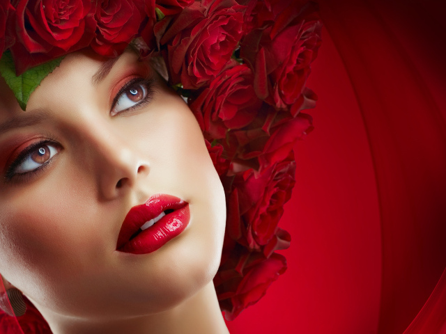 Красивая девушка с венком из роз на голове на красном фоне