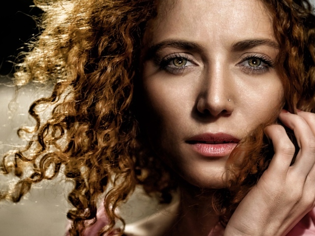 Красивая девушка с волнистыми волосами 
