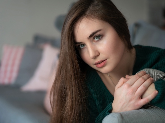 Красивая длинноволосая шатенка с серыми глазами