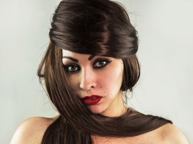 Красивые длинные волосы у девушки с накрашенным лицом