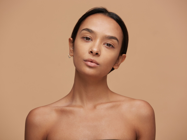 Красивая настоящая девушка с карими глазами