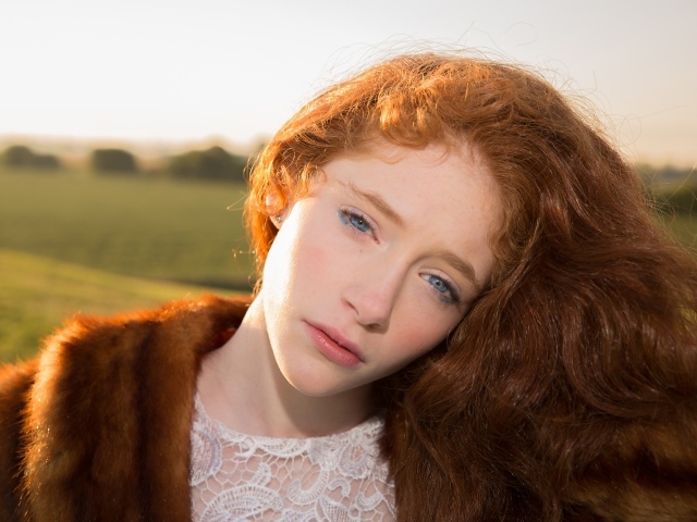Красивая рыжеволосая девушка в шубе