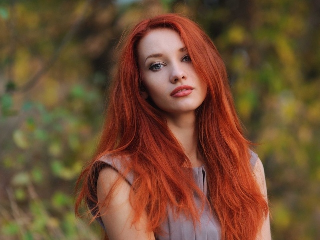 Красивая рыжеволосая девушка с голубыми волосами