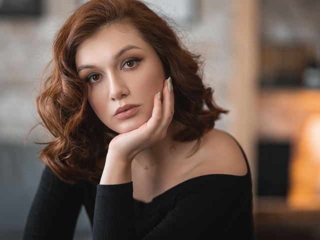 Красивая грустная девушка в черном свитере