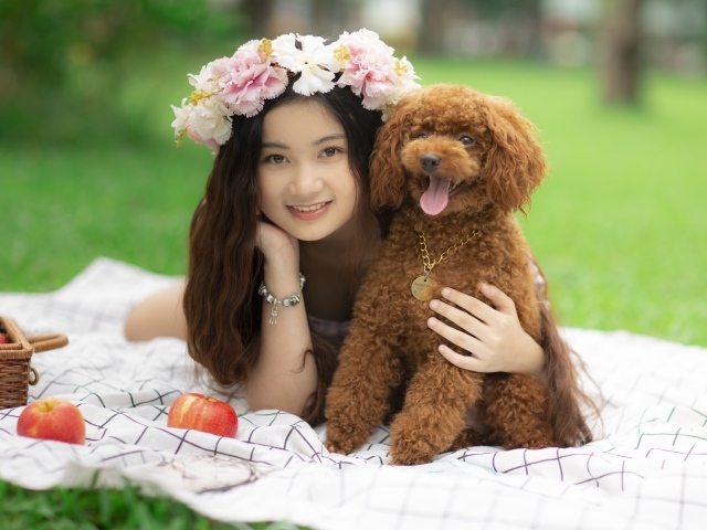 Красивая улыбающаяся девушка азиатка с собакой 