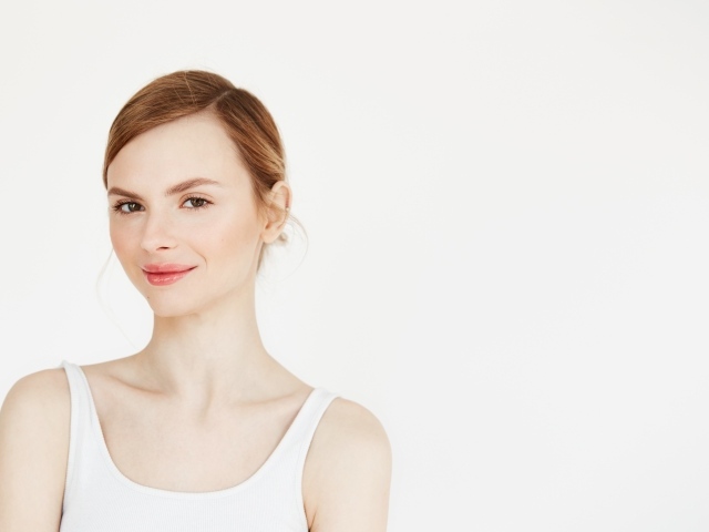 Красивая нежная девушка в белой майке