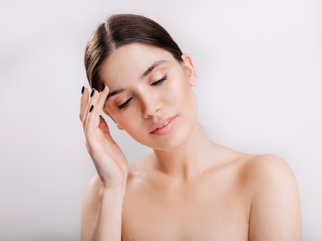 Черный лак на ногтях у милой девушки