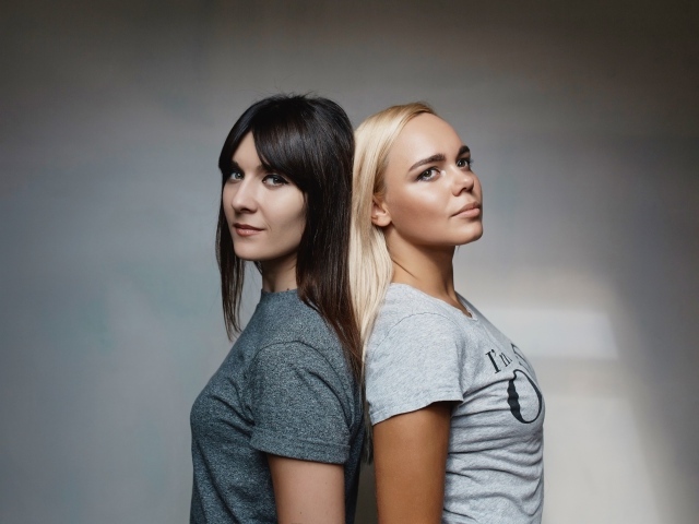 Блондинка и брюнетка на сером фоне