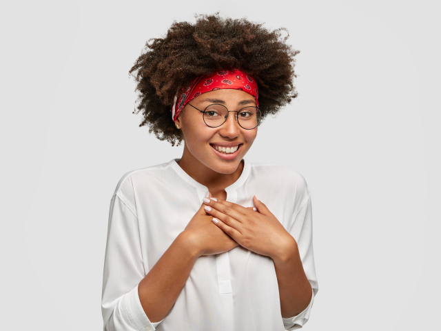 Милая девушка в очках в белой рубашке 