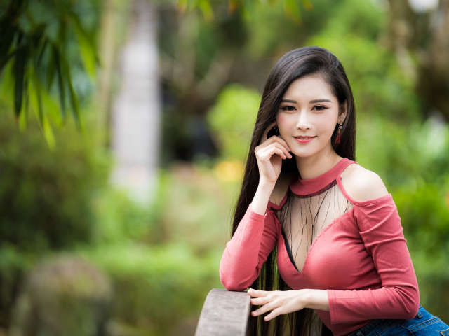 Милая улыбающаяся девушка азиатка розовой кофте