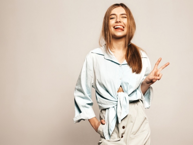 Смешная девушка в рубашке с высунутым языком