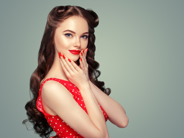 Девушка в красном платье с красивыми длинными волосами