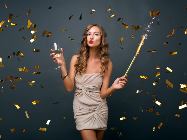 Девушка в коротком платье отмечает праздник 