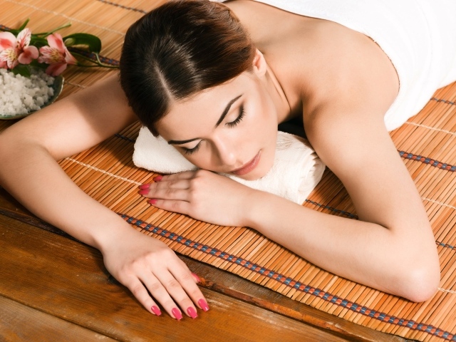 Девушка спит на спа процедурах