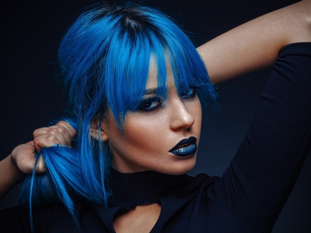 Девушка с синими волосами на черном фоне