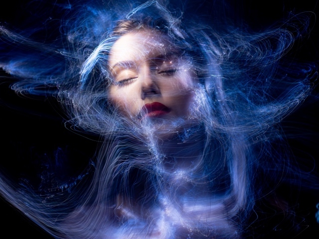 Девушка с закрытыми глазами в паутине