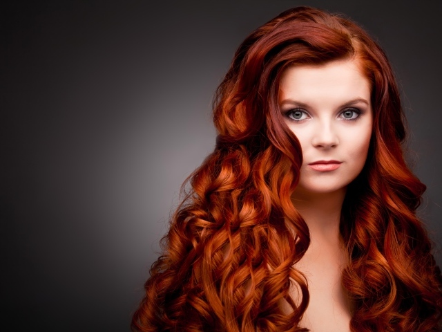 Длинные ярко рыжие волосы у красивой девушки 