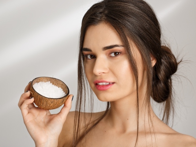 Настоящая девушка с морской солью в руке