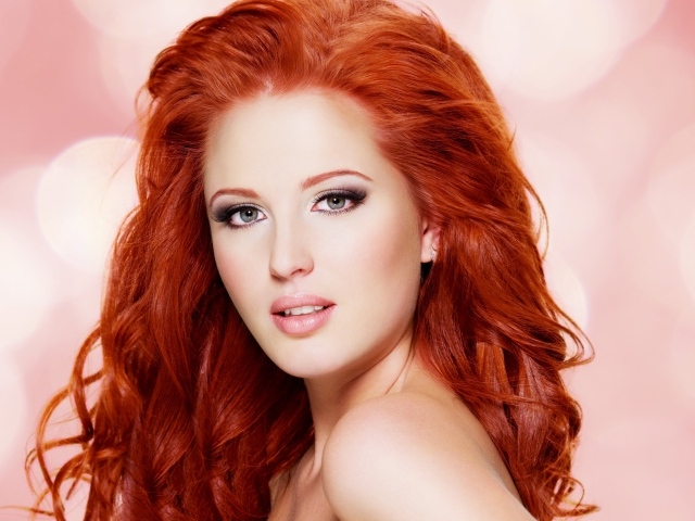 Рыжеволосая девушка с серыми глазами