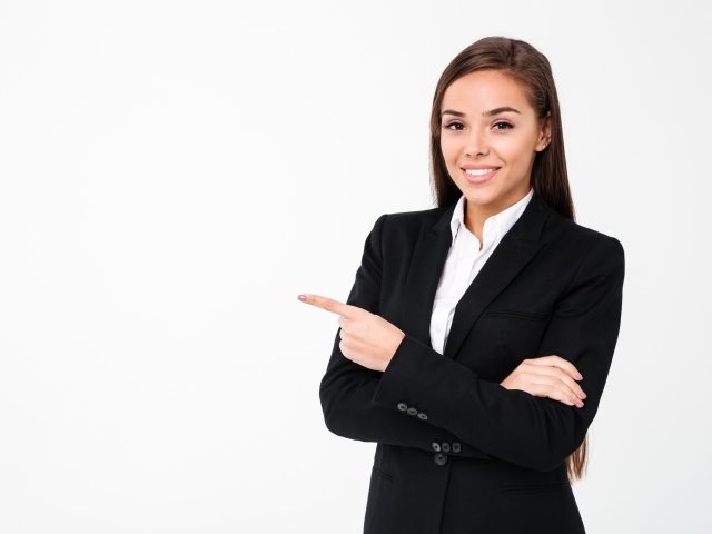 Улыбающаяся девушка в черном пиджаке на белом фоне 