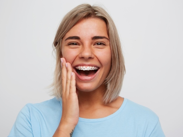 Улыбающаяся девушка с брекетами 
