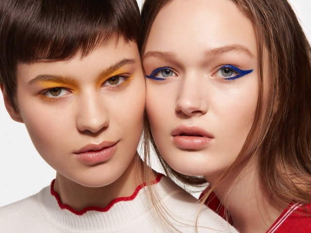 Две красивые девушки подруги с ярким макияжем