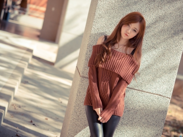 Молодая азиатка в коричневом свитере 