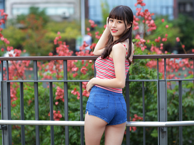 Молодая азиатка в коротких шортах 