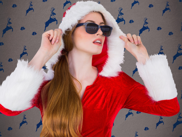 Девушка в красном костюме в очках на Рождество 