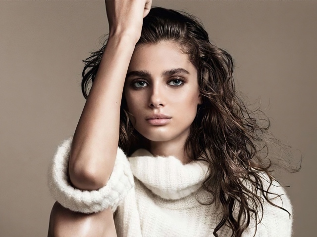 Американская супермодель Тейлор Хилл в белом свитере