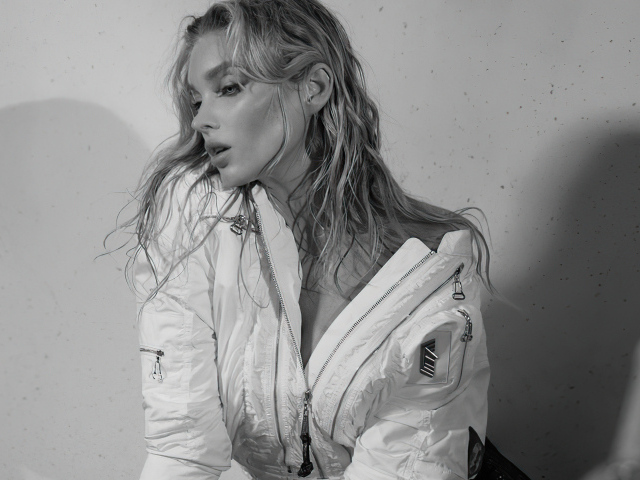 Красивая шведская модель Эльза Хоск черно-белое фото