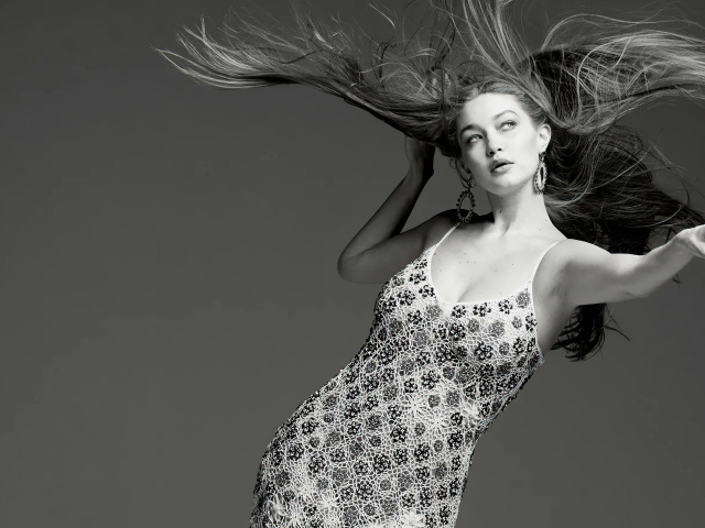 Модель Джиджи Хадид в платье на сером фоне