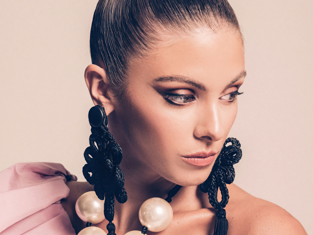 Стильная девушка модель Кармелла Роуз