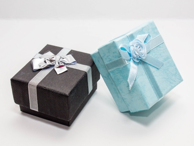 Две коробки с подарками на сером фоне 