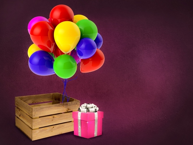 Деревянный ящик с подарком и шариками 