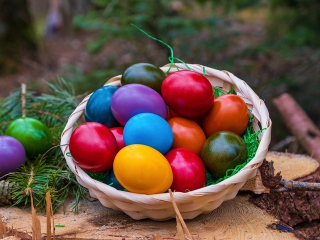 Корзина ярких крашеных яиц на великий праздник Пасха