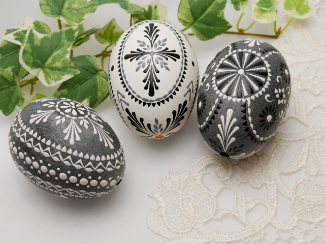 Красивые яйца с орнаментом на столе на Великий Светлый праздник Пасха 2021