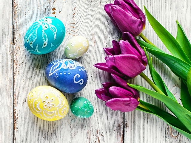 Красивые расписные яйца  с тюльпанами на Пасху