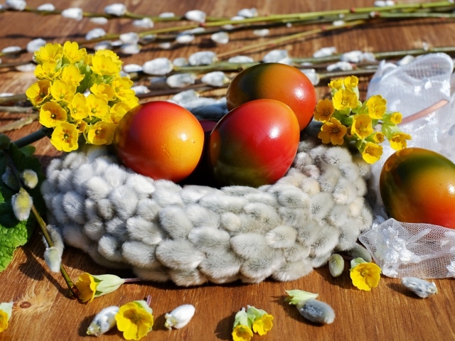 Яркие крашеные яйца с желтыми цветами и вербой на Пасху