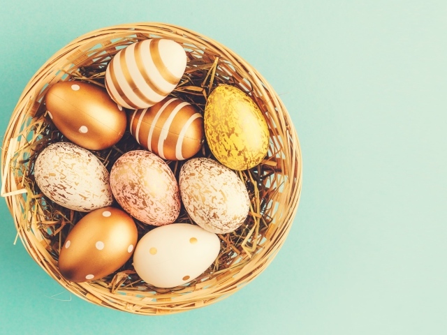 Гнездо с золотистыми крашеными яйцами на Пасху