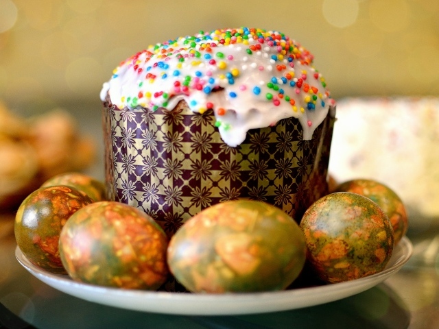 Пасхальный кулич с крашеными мраморными яйцами