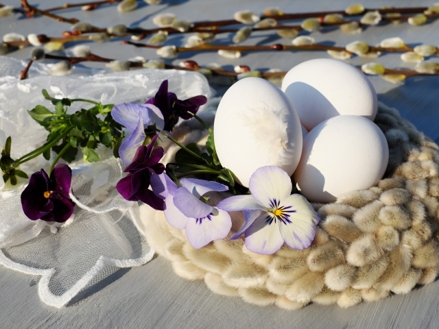 Три белых яйца в венке из вербы на Пасху