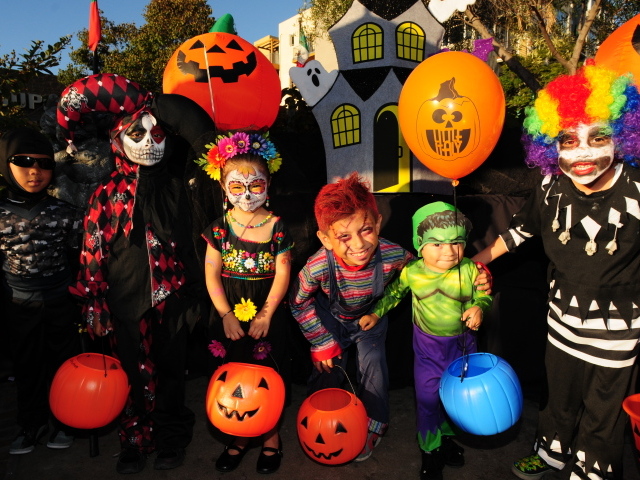 Маленькие дети в костюмах на праздник Хэллоуин